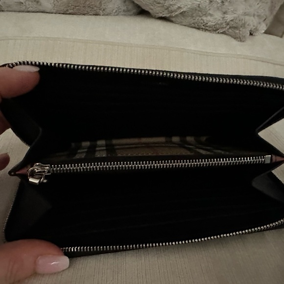 NWOT/NWOB Burberry zip around wallet - Picture 8 of 8